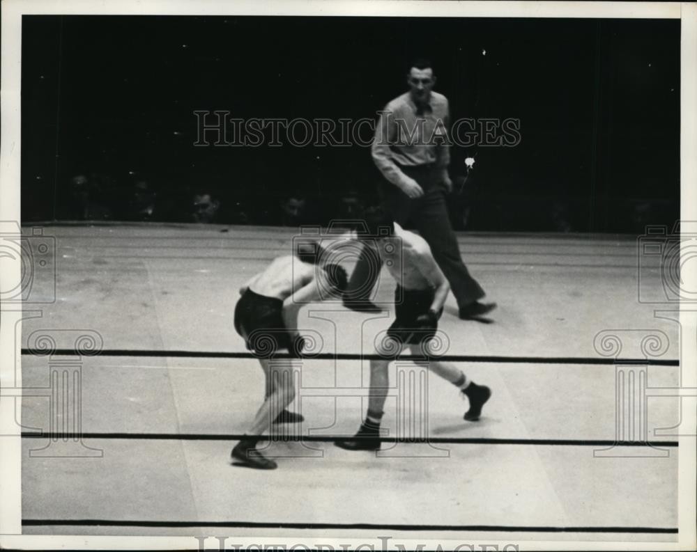 1935 Press Photo Lou Ambers pounds Harry Dublinsky at Madison Square Garden