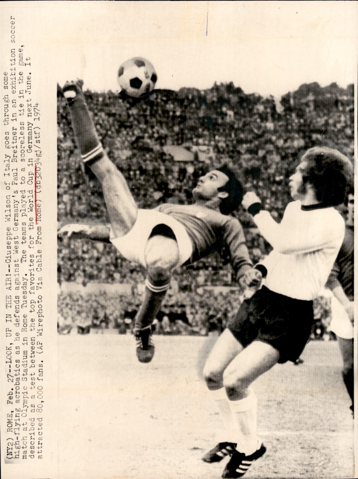 LG965 1974 Wire Photo LOOK UP IN THE AIR GIUSEPPE WILSON WORLD CUP SOCCER FUTBOL
