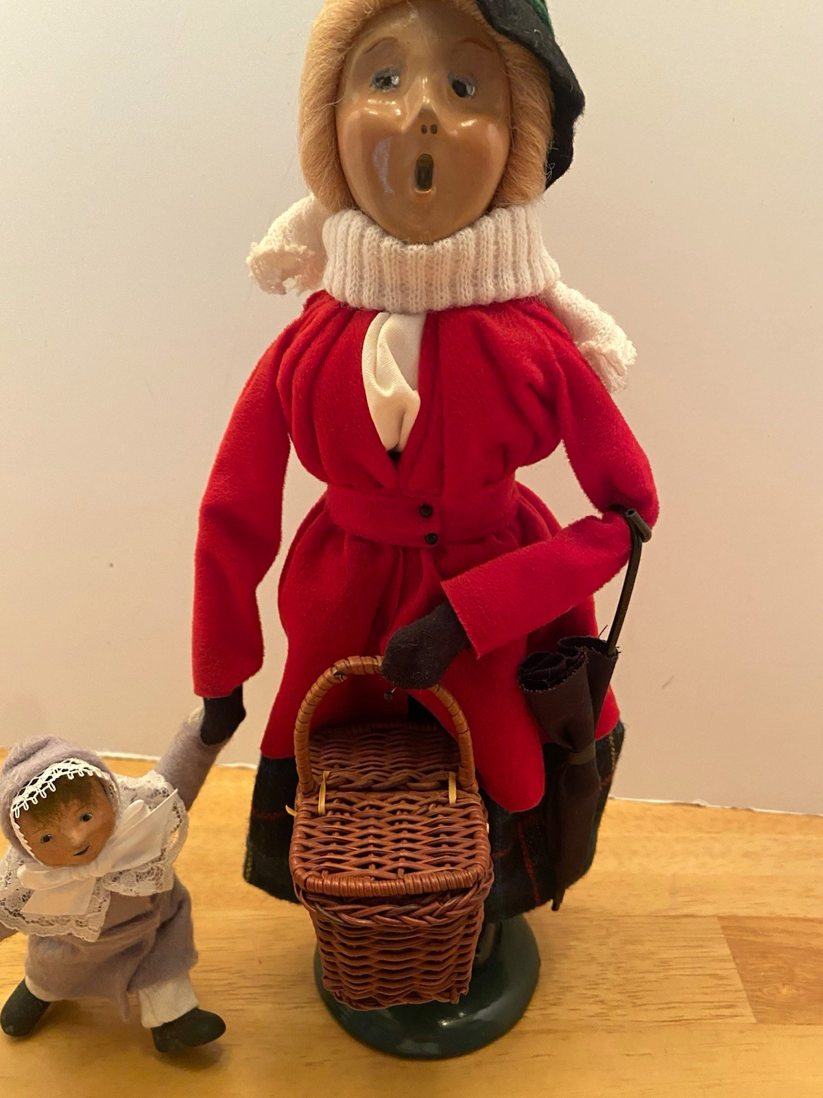 Byers' Choice Ltd The Carolers 1996 Mon / Nanny with Child Set of 2, Fabric/Wood Byers' Choice Ltd The Carolers 1996 Mon / Nanny with Child Set of 2, Fabric/Wood