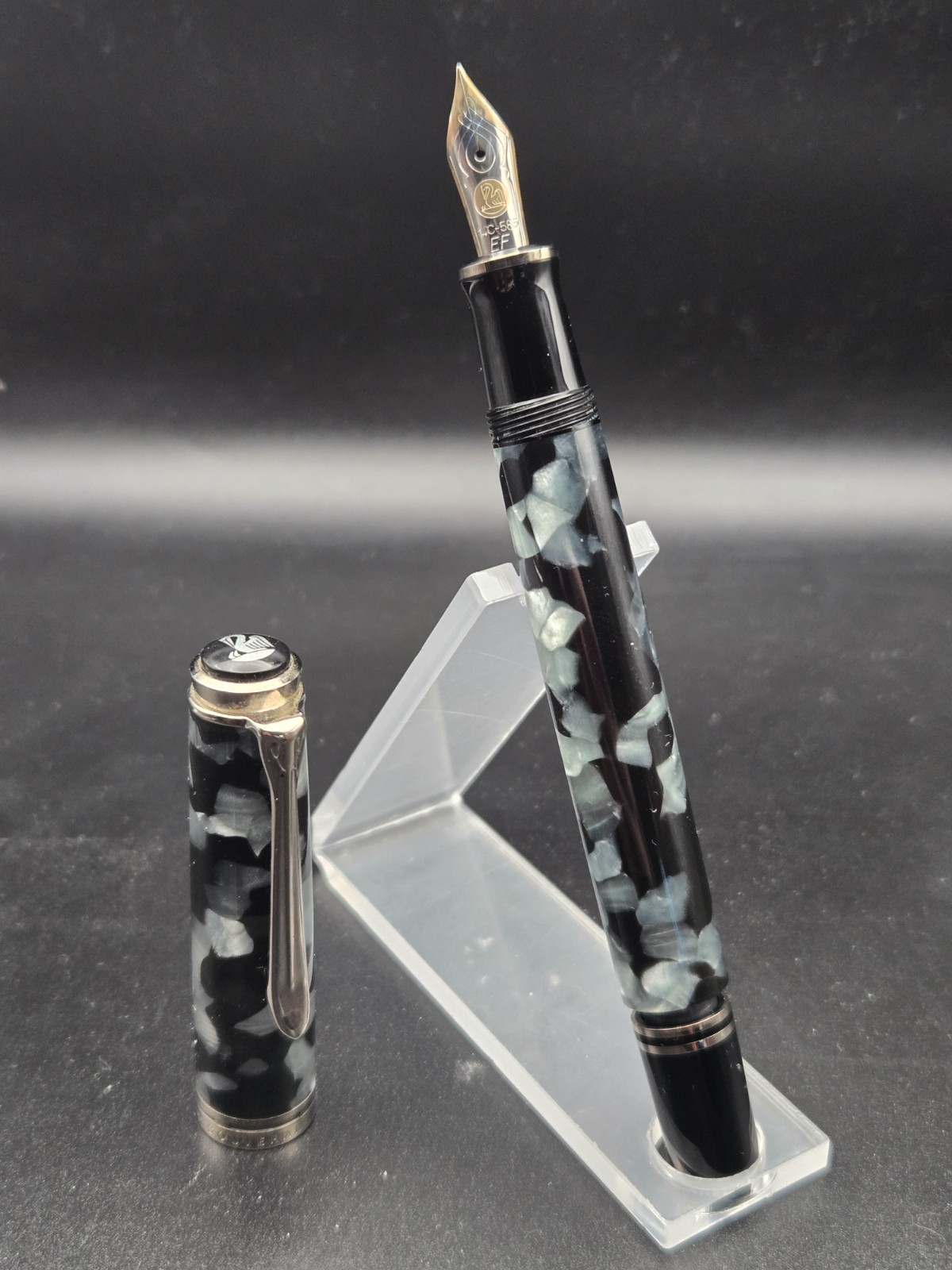 Pelikan Souverän M600 – Black/Gray Marble – Extra Fine 14C‑585 Gold Nib Pelikan Souverän M600 – Black/Gray Marble – Extra Fine 14C‑585 Gold Nib