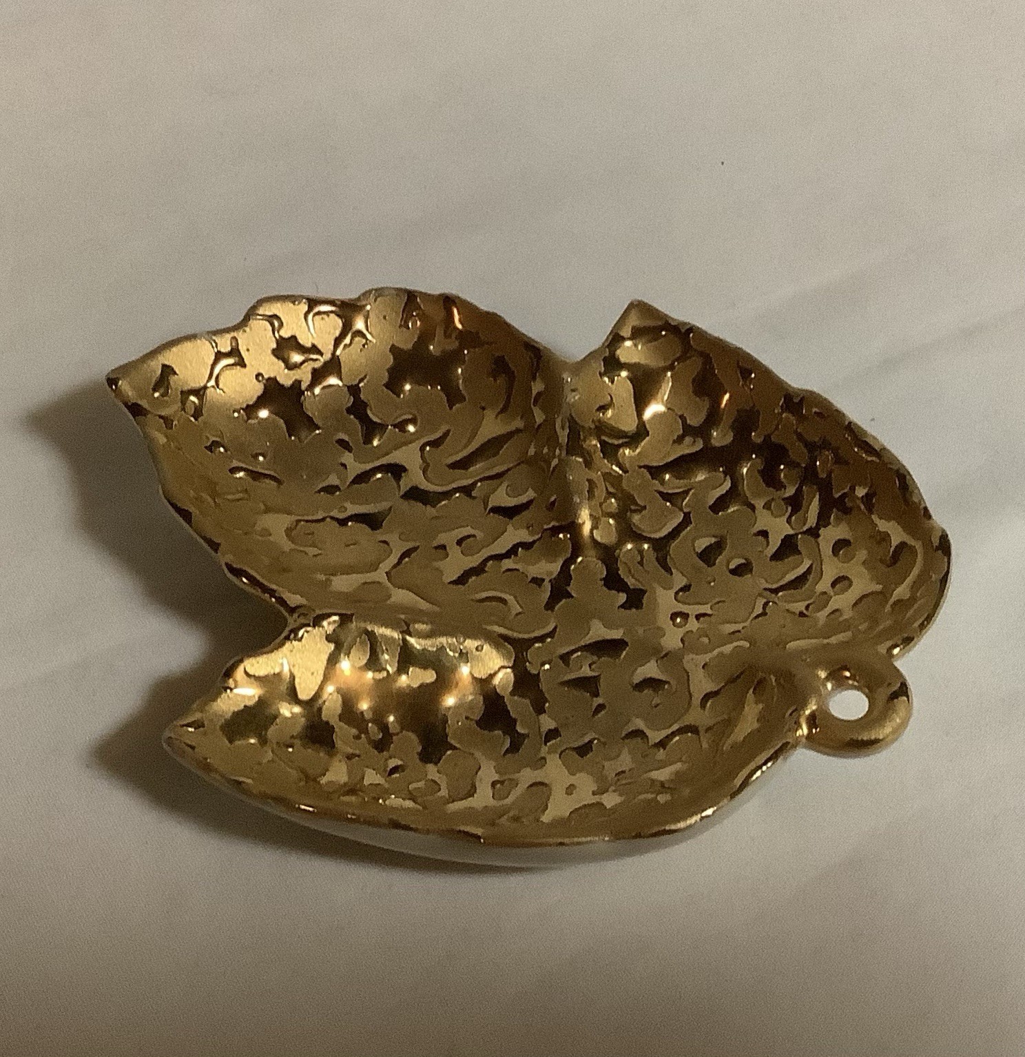 Vintage WEEPING-BRIGHT GOLD Handpainted LEAF TRINKET DISH Made in USA 4.5”x 5.5” Vintage WEEPING-BRIGHT GOLD Handpainted LEAF TRINKET DISH Made in USA 4.5”x 5.5”