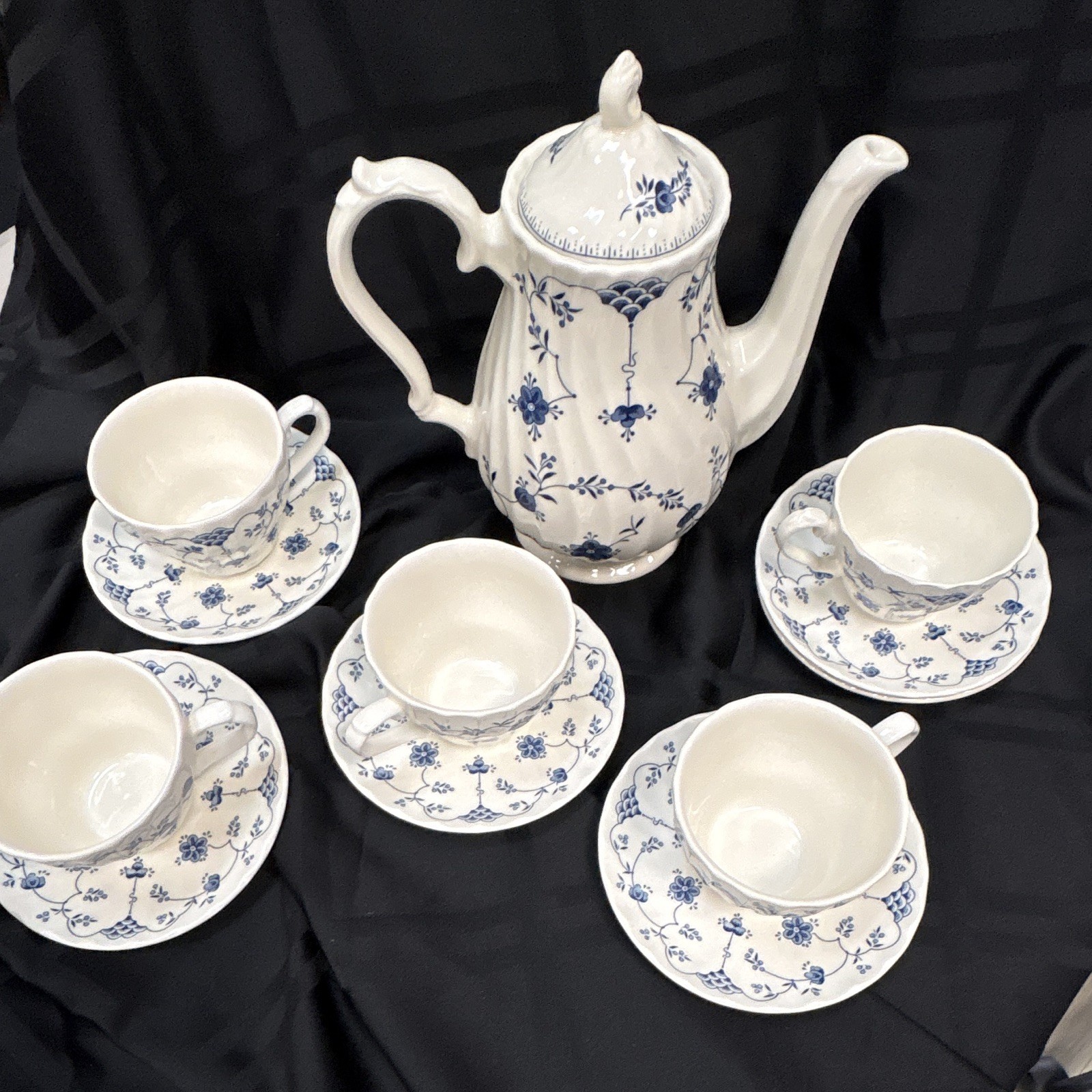 Churchill Made in England Blue & White Floral Coffee pot/Lid 5 Cups Saucers