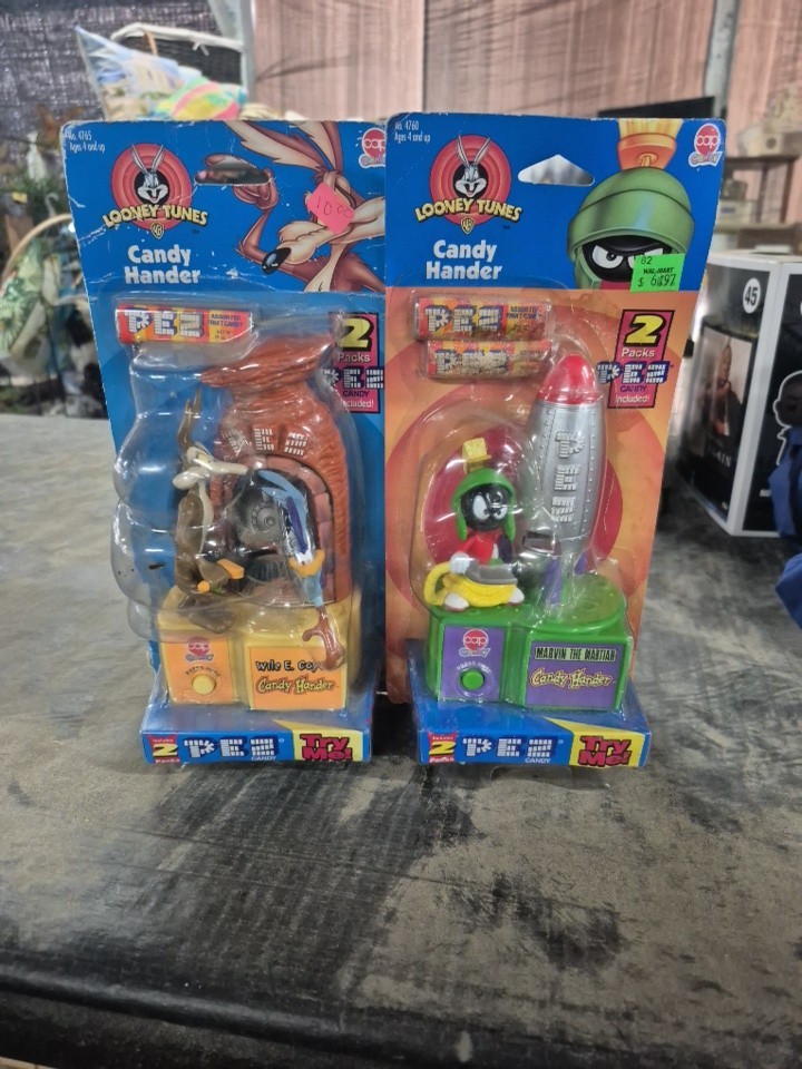 1998 Vintage Pez Looney Tunes Candy Handler Lot Of 2 Marvin Martian Wile Coyote 1998 Vintage Pez Looney Tunes Candy Handler Lot Of 2 Marvin Martian Wile Coyote