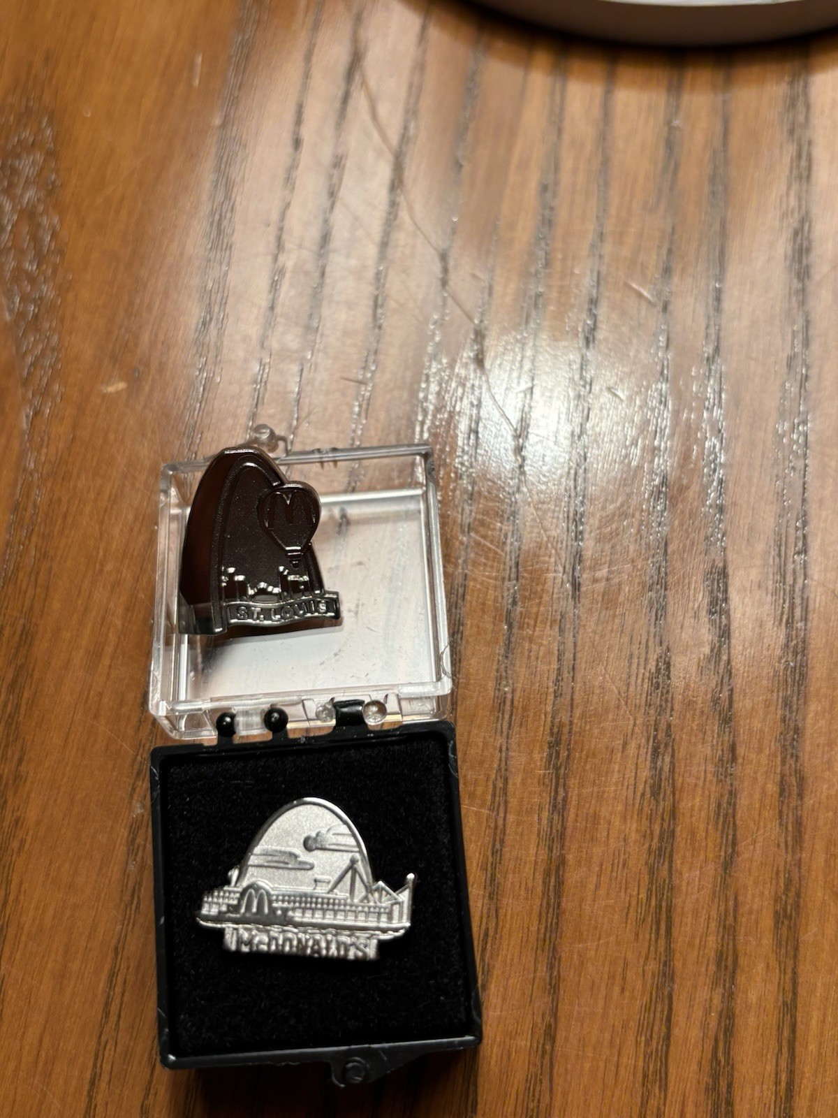 St. Louis Riverboat and Arch Silver Tone Metal Collectible Lapel Pin. 