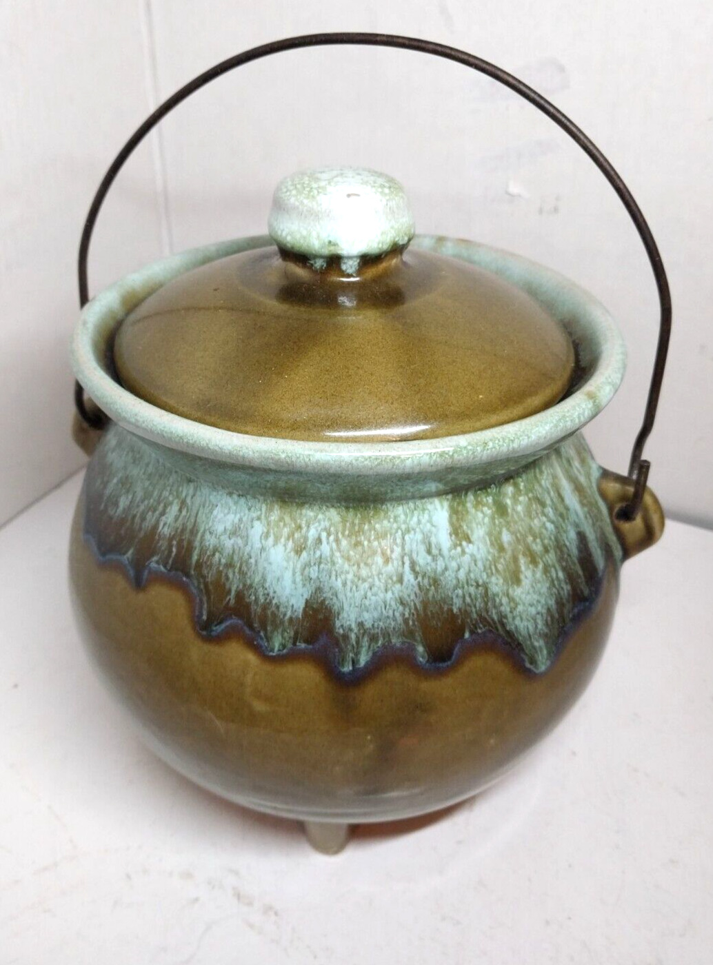 VINTAGE HULL GREEN DRIP FOOTED BEAN POT WITH WIRE HANDLE & LID USA 