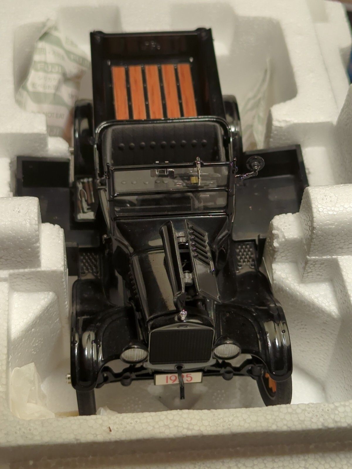 BOLD IOB DANBURY MINT 1925  MODEL T RUNABOUT 1/24 SCALE  BROCHURE & PAPERWORK 