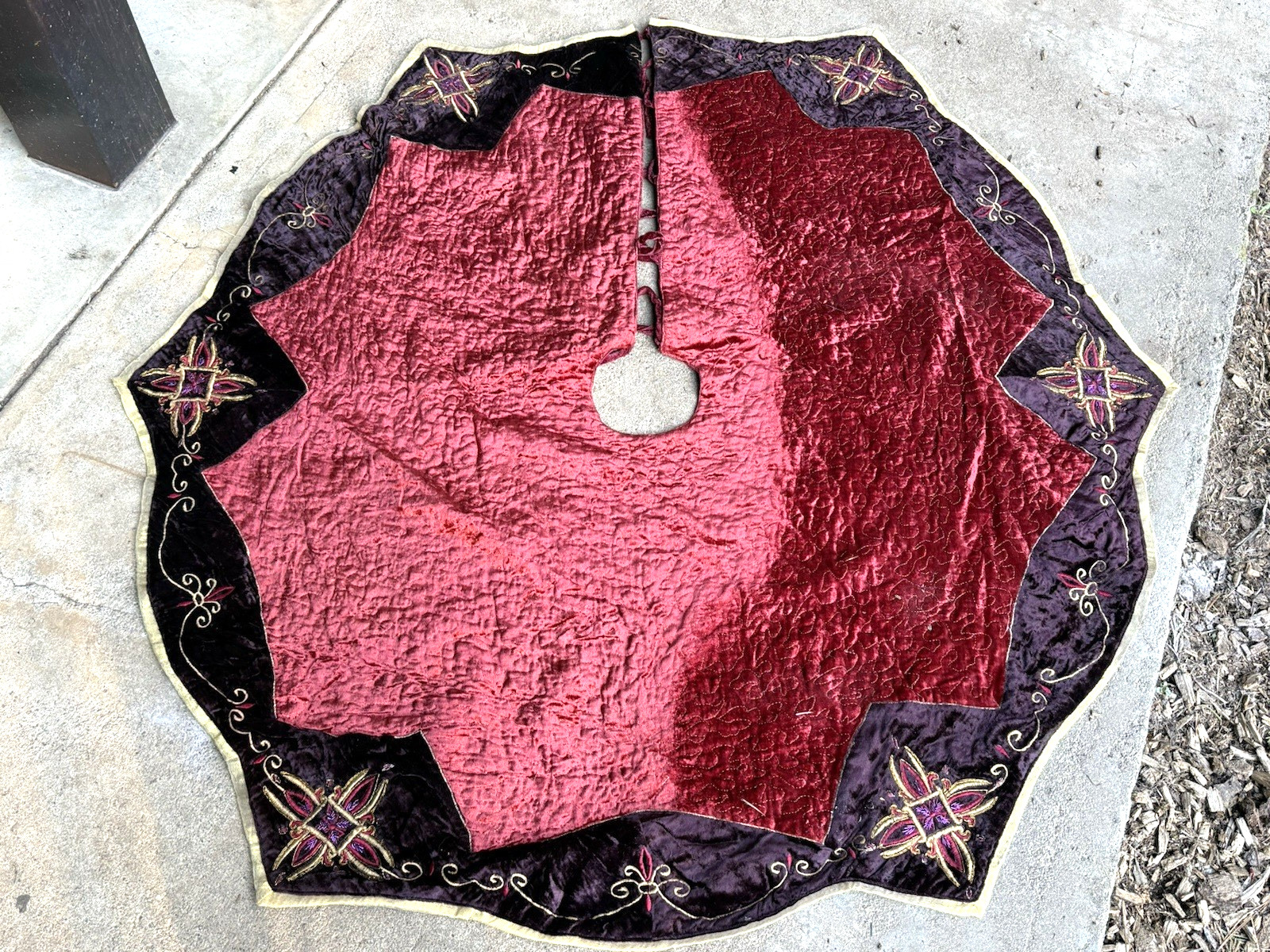 Beautiful Ornate Rich Red Purple Velvet Gold Embroidered Christmas Tree Skirt Beautiful Ornate Rich Red Purple Velvet Gold Embroidered Christmas Tree Skirt