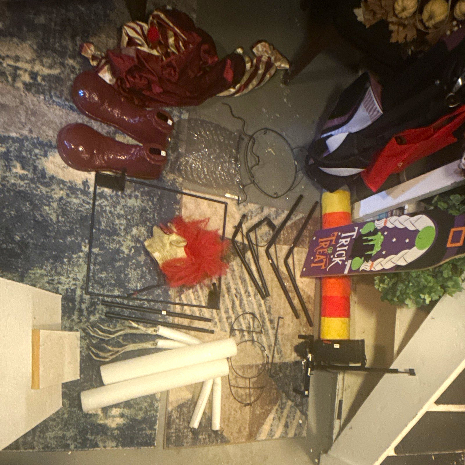 SPIRIT HALLOWEEN CREEPY TOWERING CLOWN *READ DESCRIPTION* FOR PARTS BUT WORKS