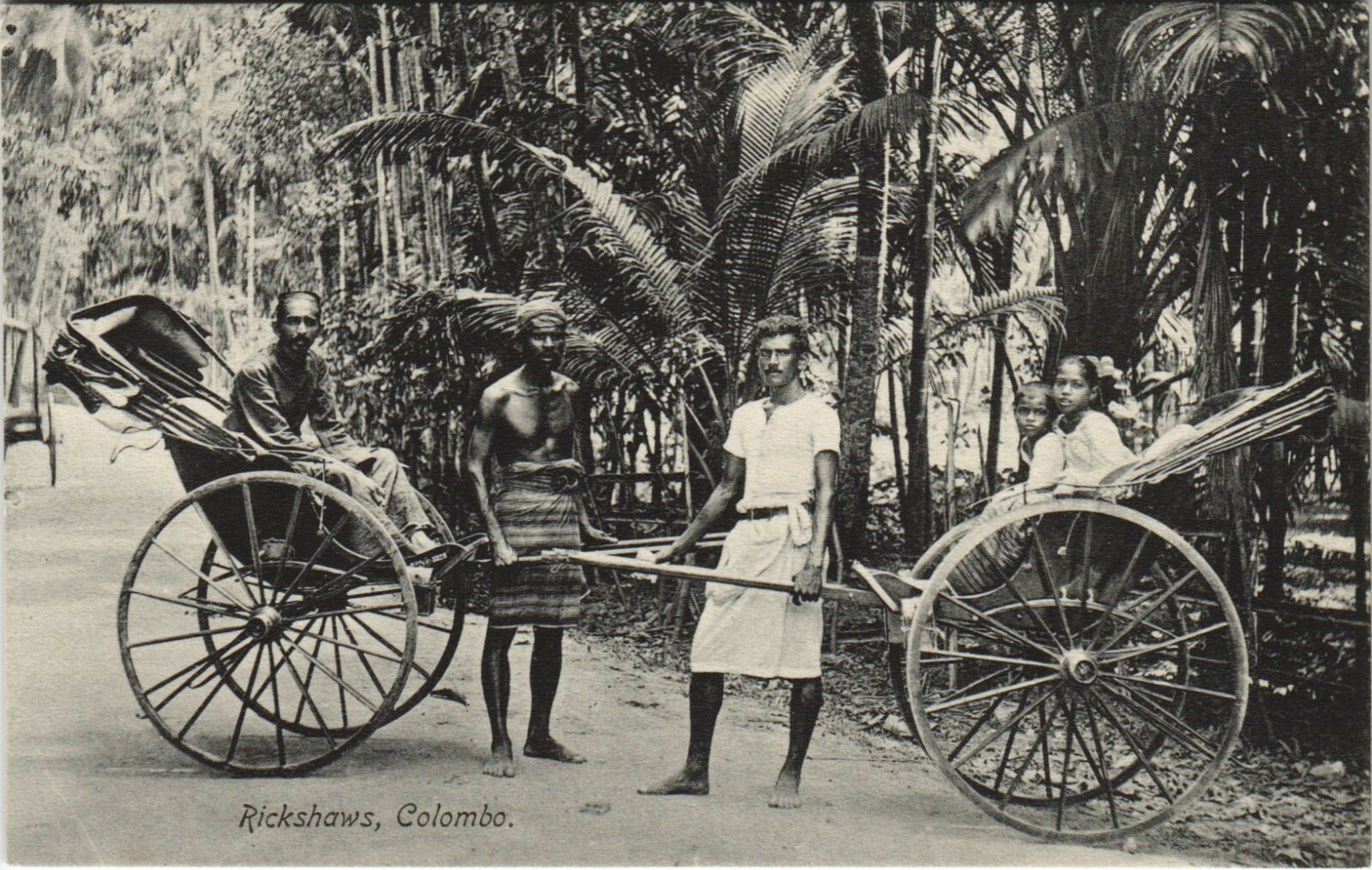 PC CEYLON / SRI LANKA, RICKSHAWS, COLOMBO, Vintage Postcard (b39771)