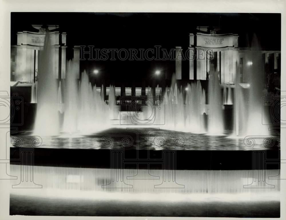 1961 Press Photo Palais de Chaillot Fountain at Night in Paris, France
