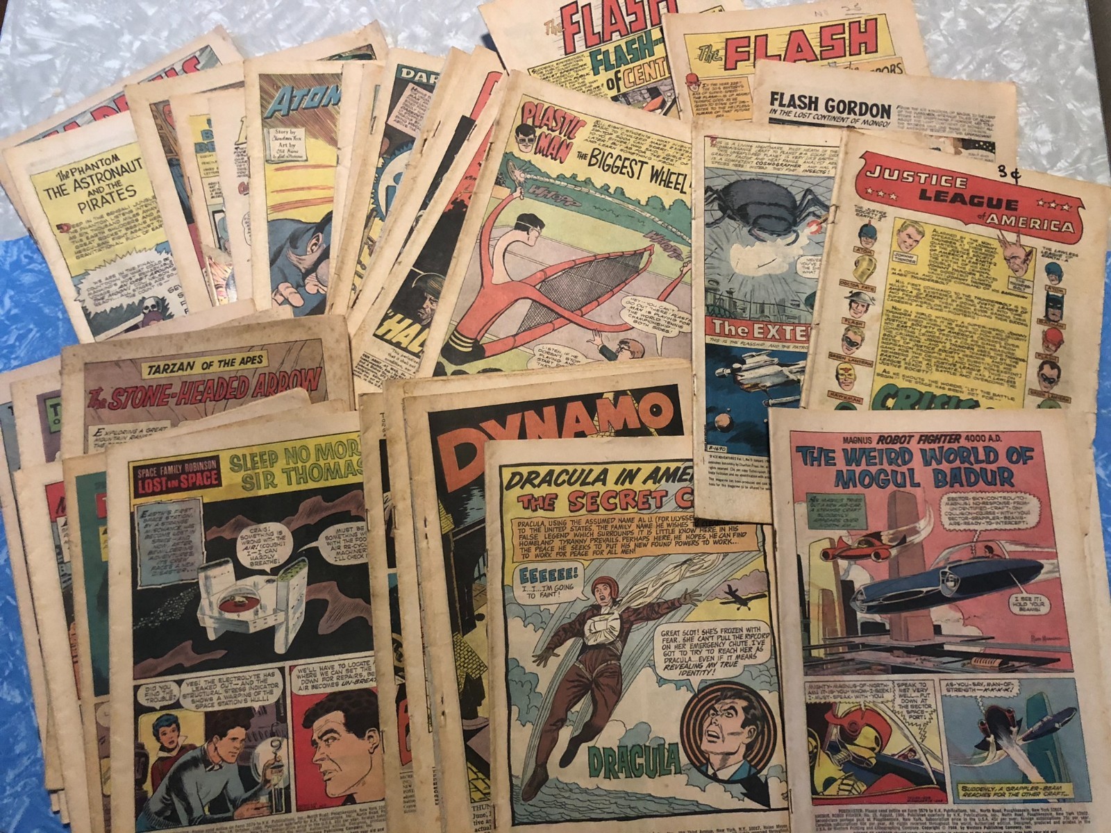 Lot of 30 Vintage Comic Books With No Covers from 1960s Lot of 30 Vintage Comic Books With No Covers from 1960s