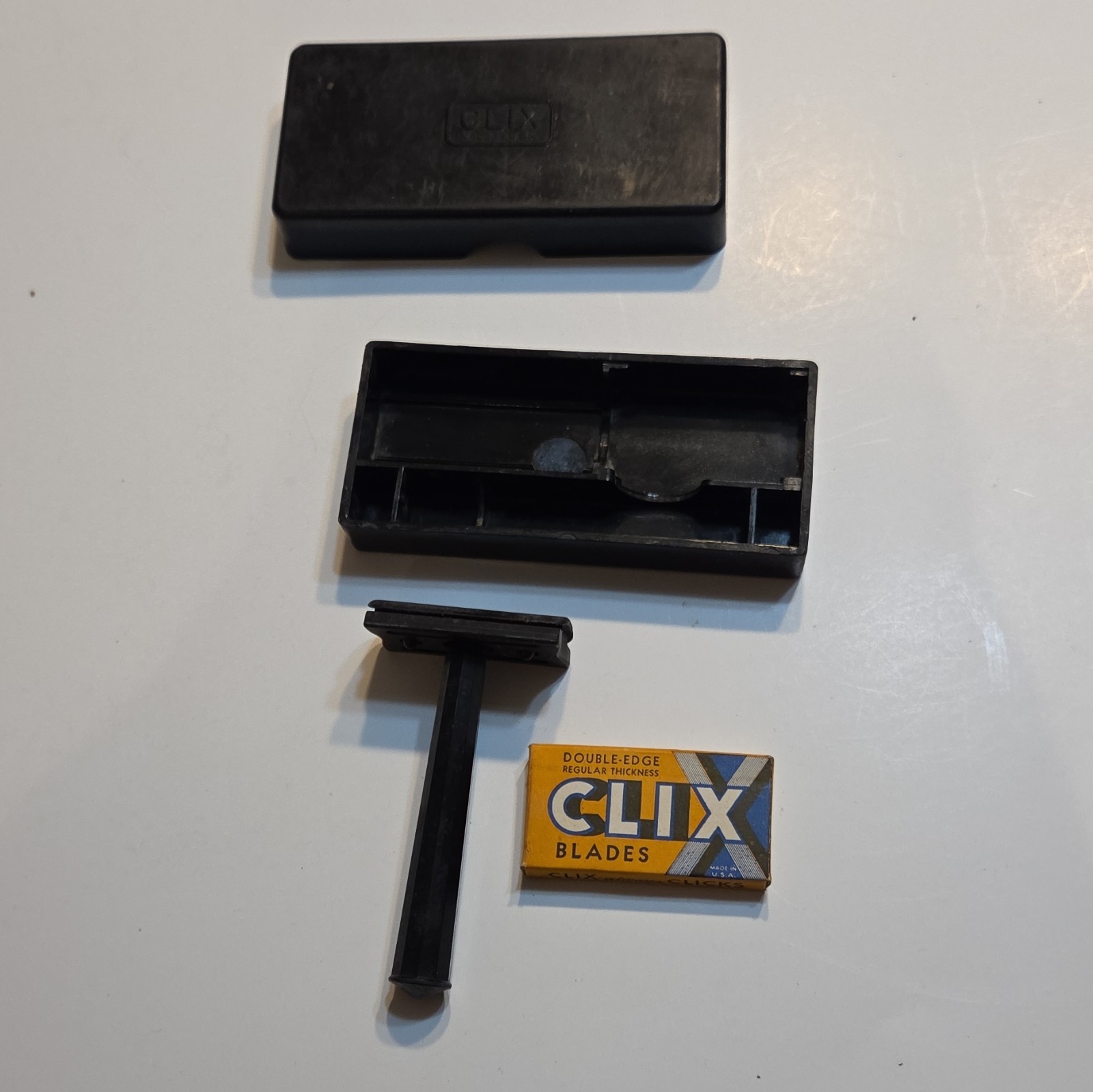 Vintage CLIX Safety Razor Set Case 4 Monogram Blades Made in USA Travel Kit 1943 Vintage CLIX Safety Razor Set Case 4 Monogram Blades Made in USA Travel Kit 1943