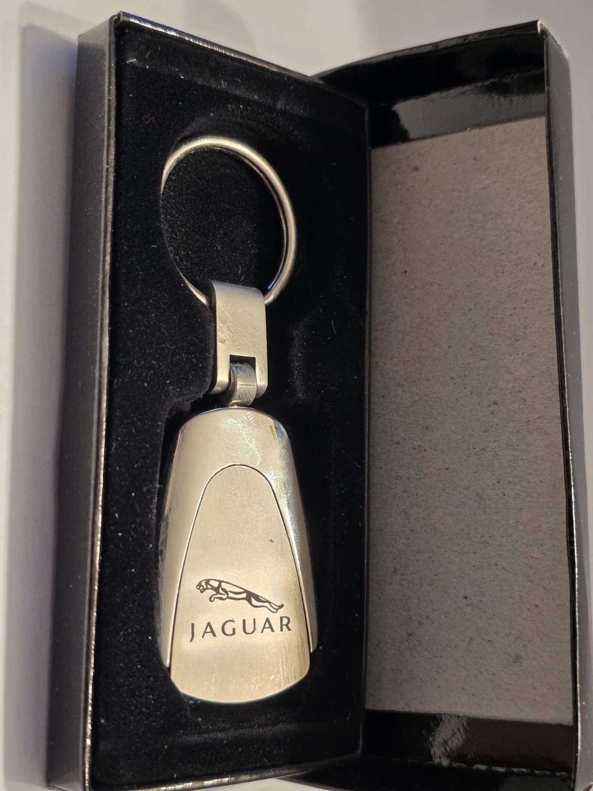 Vintage Jaguar Keychain Automobile Rare Metal New in gift box READ description 
