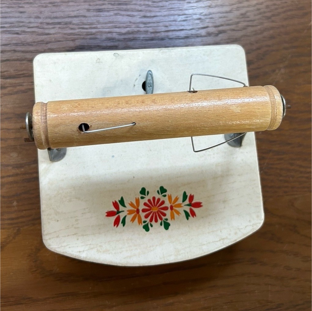 Vintage 1950s Wood Wall-Mount Musical Toilet Paper Holder Floral w/ Roller Vintage 1950s Wood Wall-Mount Musical Toilet Paper Holder Floral w/ Roller