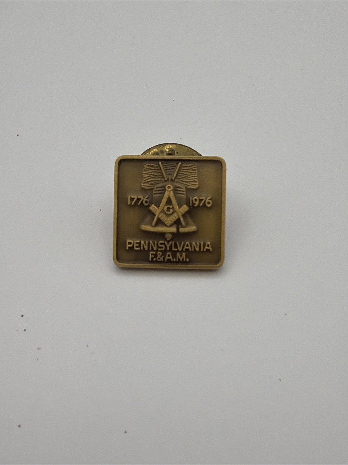Pennsylvania F&AM Freemason 1976 Bicentennial Masonic Liberty Bell Lapel Pin NOS