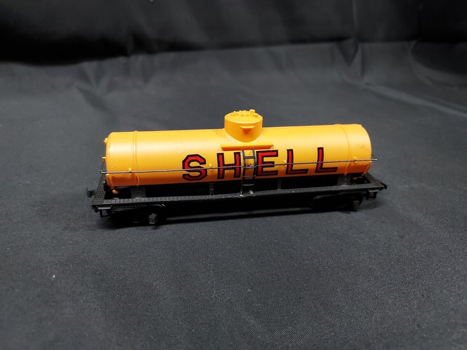Vtg HO Scale Tyco SHELL OIL GAS Tanker Car RAILROAD TRAIN MODEL Toy Petroleum 