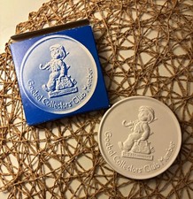 Goebel Collectors Club Member Embossed Medallion Disc White/Blue w/ Box picture