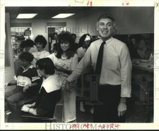 1986 Press Photo John Jay, hairdresser and president of Intercoiffure picture