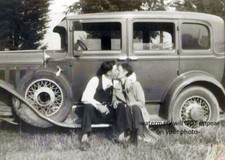 BONNIE & CLYDE Kissing Photo 1932 Ford Car PHOTO Prohibition Wanted Gangster FBI picture