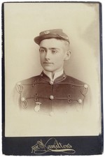 1880s HANDSOME INDIAN WARS INFANTRY SOLDIER w/ MEDAL Cabinet Card Photo picture