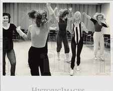 1986 Press Photo Sara Austin works out in aerobics class at Frito-Lay picture