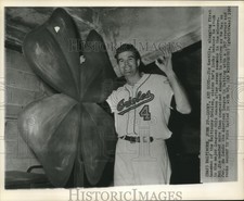 1960 Press Photo Baltimore Oriles' Jim Gentile with lucky shamrock - nox21316 picture