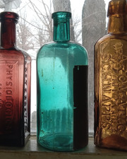 1880s TEAL GREEN P.D.&CO (PARKE DAVIS DETROIT) MEDICINE BOTTLE WITH DARK LABEL picture