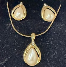 Avon Vintage 1995 Golden Pearlesque Gift Set w/Pierced Earrings Set NEW Vintage picture