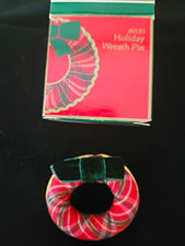 Avon Vintage 1984 Christmas Holiday Wreath Fabric Metal Lapel Pin Red Green picture