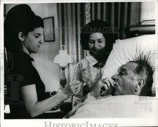 1966 Press Photo Lyndon B. Johnson with Family at Bethesda Naval Hospital picture