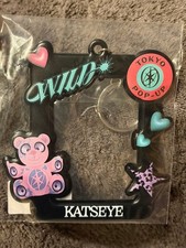 KATSEYE WILD POP-UP Exclusive Bear Trading Card Case Keychain New Unused K-Pop picture