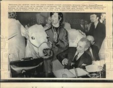 1971 Press Photo Three live cows brought into European Common Market meeting picture