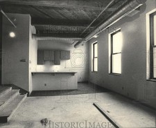 1985 Press Photo Gary Petersen's Empty Living Room Toward the Kitchen picture