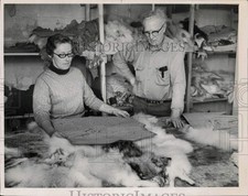 1968 Press Photo Worker checks pattern with Sidney Lanham in Grand Rapids picture