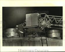 1988 Press Photo Here are firemen pumping water down vent on roof of Deanie's. picture