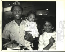 1988 Press Photo Henry Ford Junior High - Milton Perkins and Family at Event picture