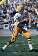 Bart Starr of Green Bay Packers drops back pass against San Franci- Old Photo 1 picture