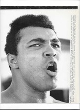 Muhammad Ali JEERS TAUNTS 1971 Joe Frazier Vintage CASSIUS CLAY 8X10 Press Photo picture