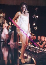 ACTRESS TERI HATCHER MODELING A SHORT CLINGY DRESS LEGGY 5x7 COLOR PHOTO BA-TH5 picture