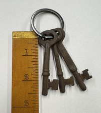 🌿 🗝️ Vintage Solid Metal Skeleton Keys , Rusty Antique Hardware Lot  picture