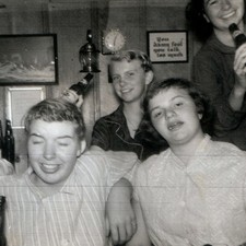 ID'd c1950s Schneidewind Oertel Women Beer Drinking Snapshot Photo Party Bar Vtg picture