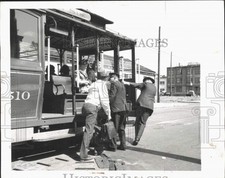 1944 Press Photo San Francisco, Calif. cable car at turntable and men help out picture