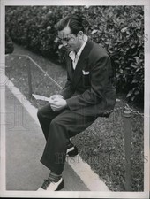 1938 Press Photo Boxer Barney Ross attends racing in Hialeah Park, FL picture