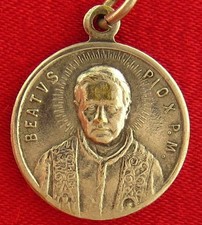 Vintage BLESSED POPE PIUS X Medal Catholic Silvertone VATICAN ROME Medal picture