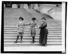 Photo:Alice Robertson Girls in Knickers Washington DC 1921 U.S. Capitol picture