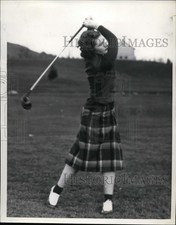 1938 Press Photo Miss Janet Shock teeing off on course - net25608 picture