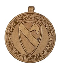 1st AIR CAVALRY DIVISION UNITED STATES ARMY/THE FIRST TEAM MEDALLION/MEDAL VTG picture