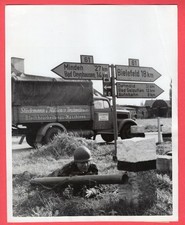 1954 Belgian Bazooka Man on Maneuvers Sennelager Germany Original News Photo picture