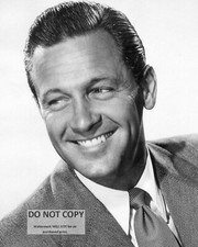 ACTOR WILLIAM HOLDEN - 8X10 PUBLICITY PHOTO (AB-517) picture
