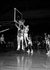 Bob Pettit of St Louis Hawks shoots ball against Syracuse National- Old Photo picture